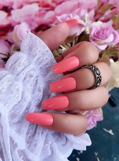 Unhas longas pintadas de coral, feitas na Santa Diva